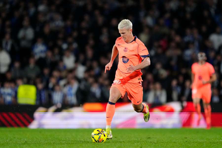 Dani Olmo conduce el balón