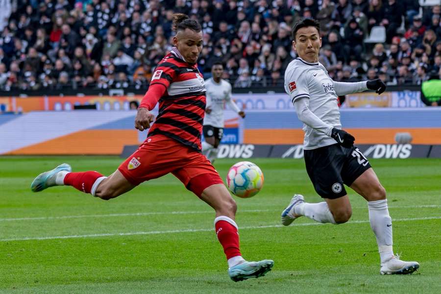 Juan Jose Perea vom VfB gegen Makoto Hasebe von Eintracht Frankfurt 