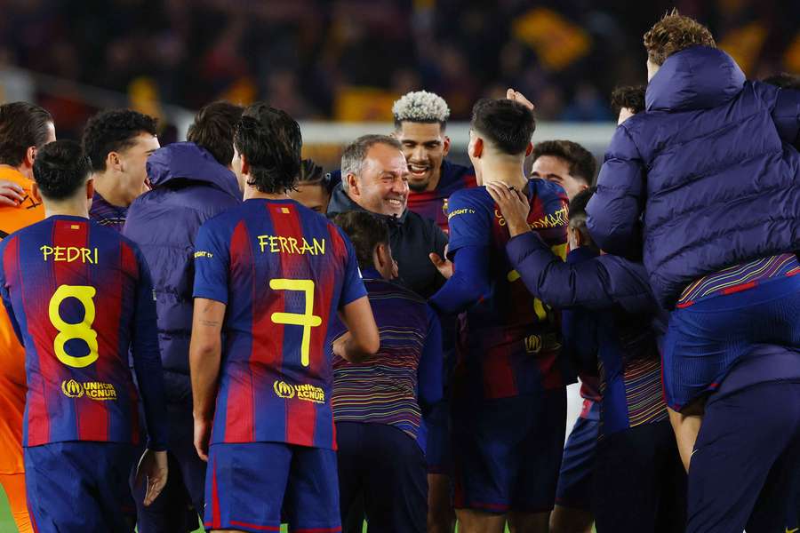 Flick otoczony przez swoich podopiecznych.