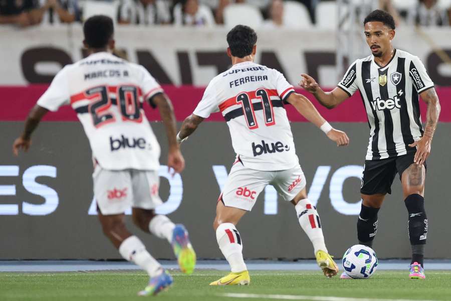 Botafogo abusou dos cruzamentos para a área paulista