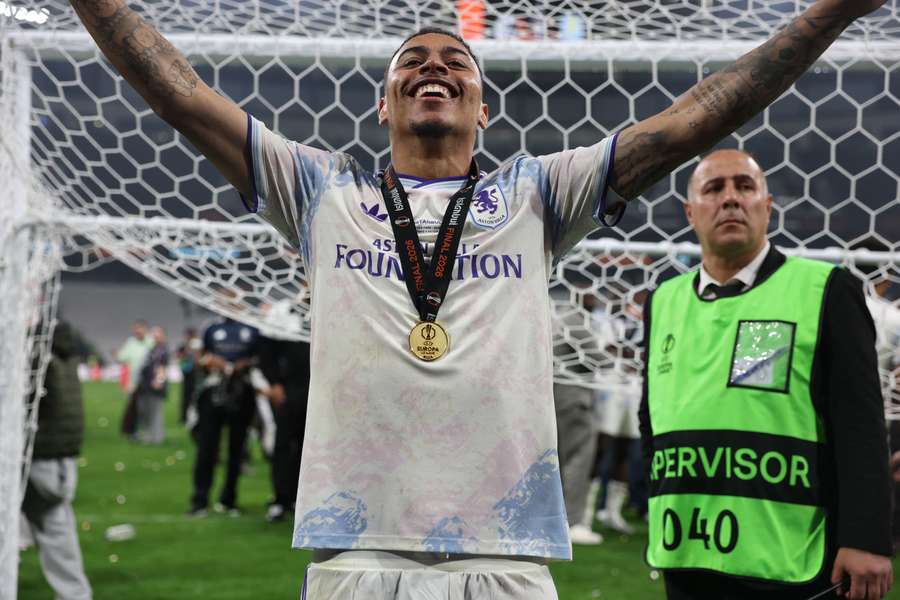 Morgan Rogers sărbătorește câștigarea UEFA Europa League Morgan Rogers sărbătorește câștigarea UEFA Europa League