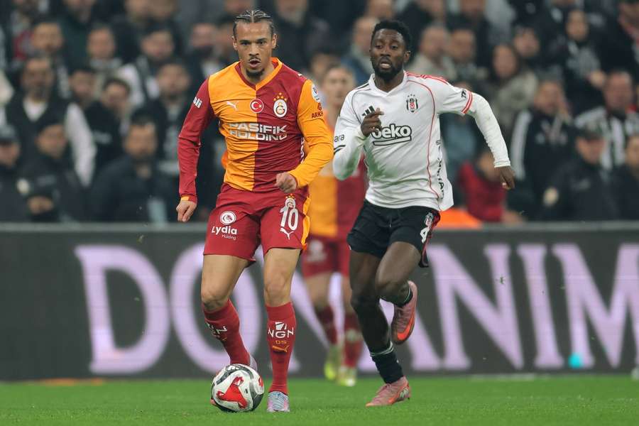 Sané (l.) wird von Besiktas-Profi Ndidi (r.) verfolgt