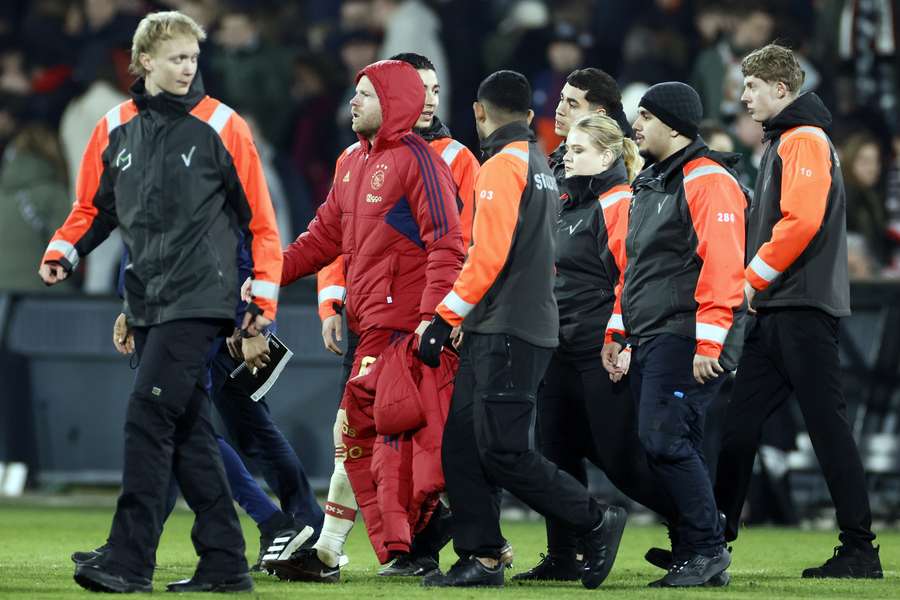 Klaassen moet onder begeleiding het veld verlaten na afloop