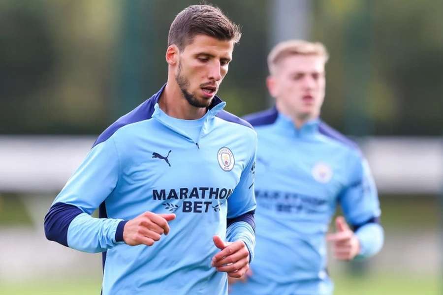 Rúben Dias foi integrado no treino esta terça-feira