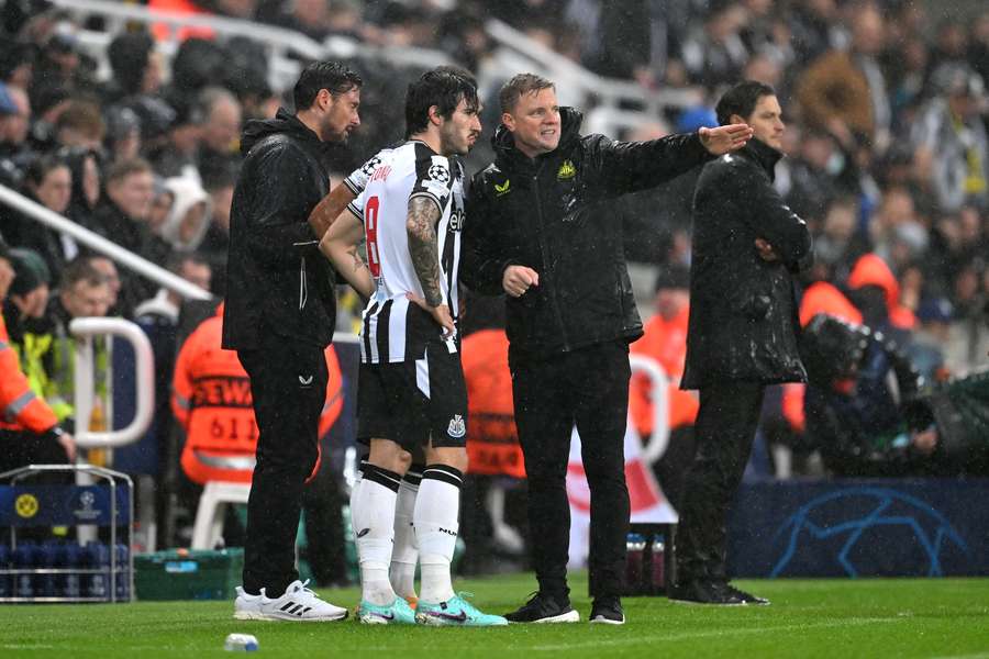 Sandro Tonali, do Newcastle United, recebe instruções do treinador Eddie Howe durante o jogo da Liga dos Campeões