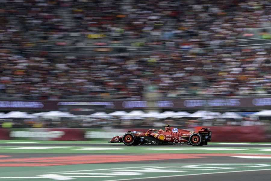 O carro de Carlos Sainz no circuito mexicano