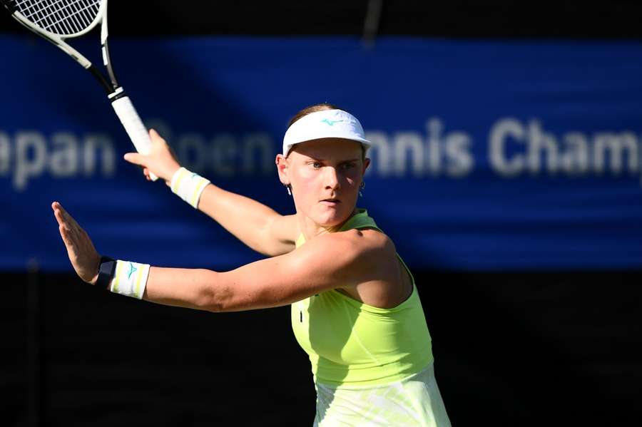 Suzan Lamens in actie tijdens het WTA-toernooi in Osaka.