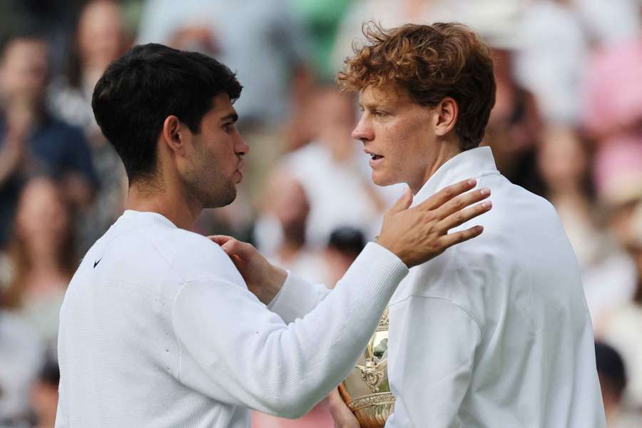 Jannik Sinner e Carlos Alcaraz dopo la finale di Wimbledon