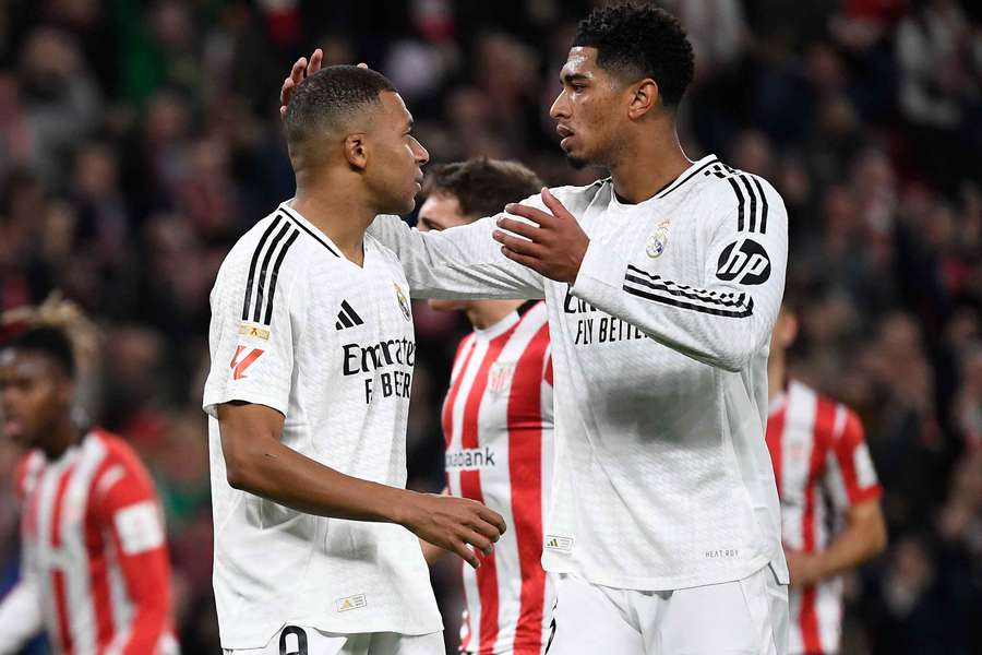 Bellingham consola Mbappé após pênalti perdido em Athletic x Real