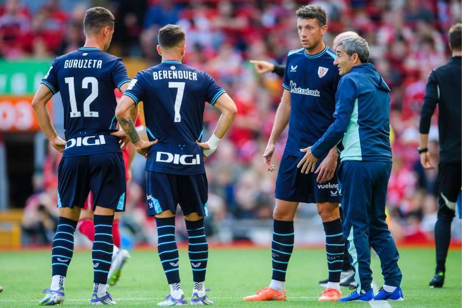 Valverde dando indicaciones a los suyos