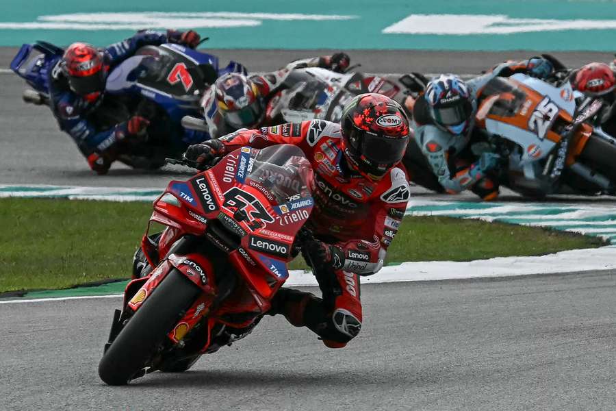 Francesco Bagnaia por delante de todos en la carrera al sprint. Francesco Bagnaia por delante de todos en la carrera al sprint.