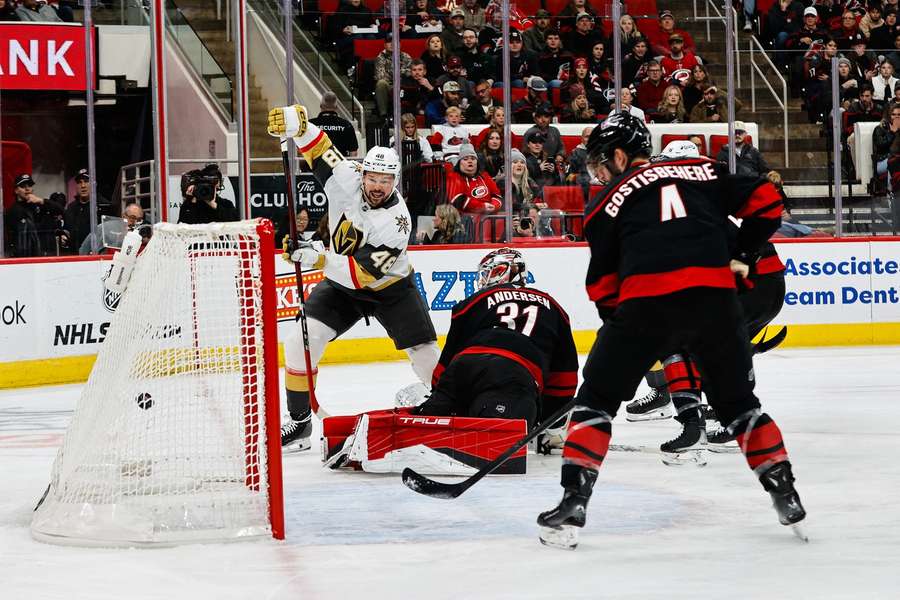 Hertl si proti Carolině připsal dva body. Hertl si proti Carolině připsal dva body.