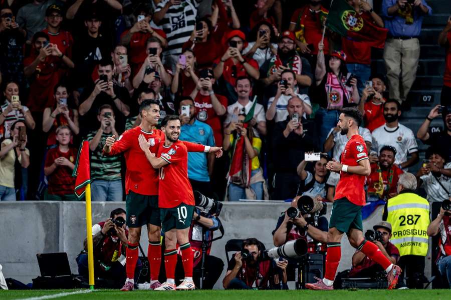 Bernardo Silva celebra con Cristiano Ronaldo uno de los goles del de Madeira ante Hungría