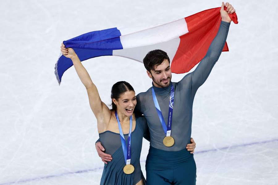 Laurence Fournier Beaudry (left) and Guillaume Cizeron (right) receive gold medal at 2026 Winter Olympics