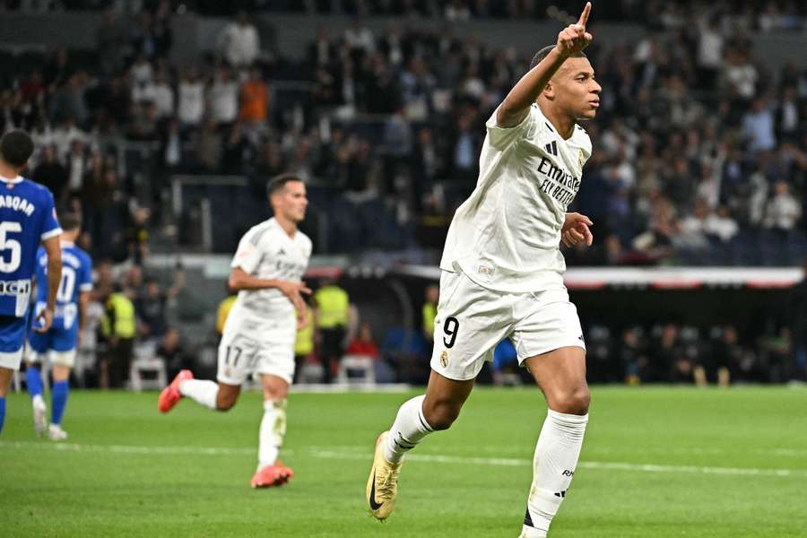 Mbappé celebra el 2-0 ante el Alavés