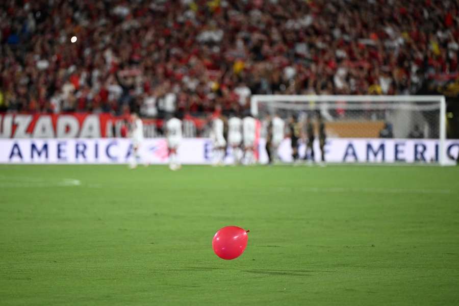 Die teils unebenen und löchrigen Spielfelder bei der FIFA Klub-WM sorgen für Kritik.