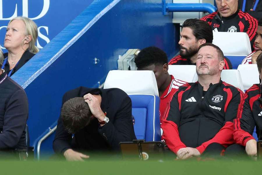 Michael Carrick (L) reacts on during the Chelsea game Michael Carrick (L) reacts on during the Chelsea game