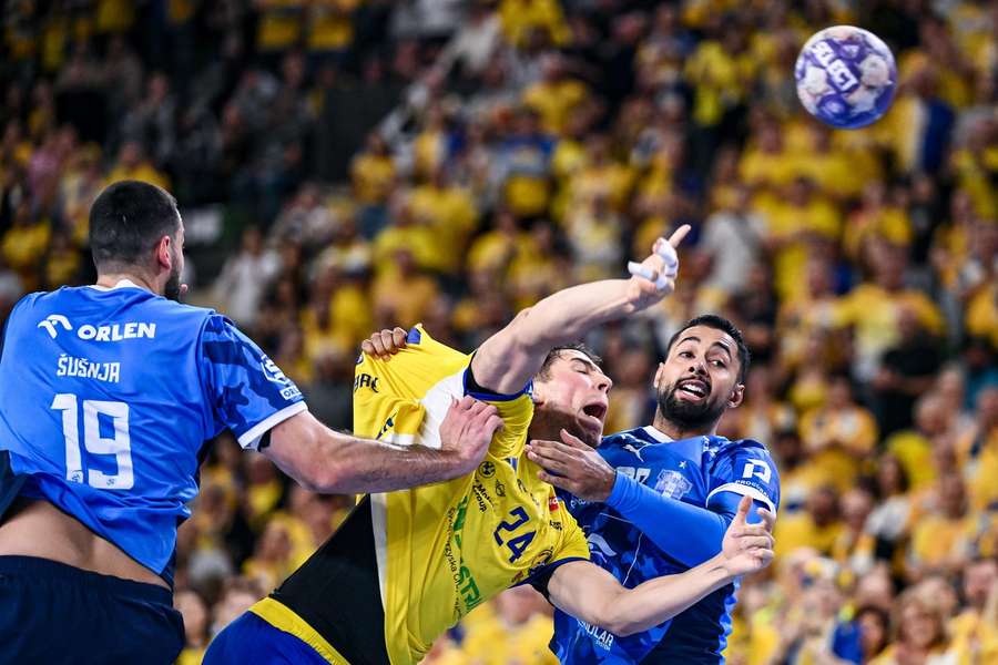 Wisła Płock goniła wynik "Świętej Wojny" i dogoniła Industrię w rzutach karnych