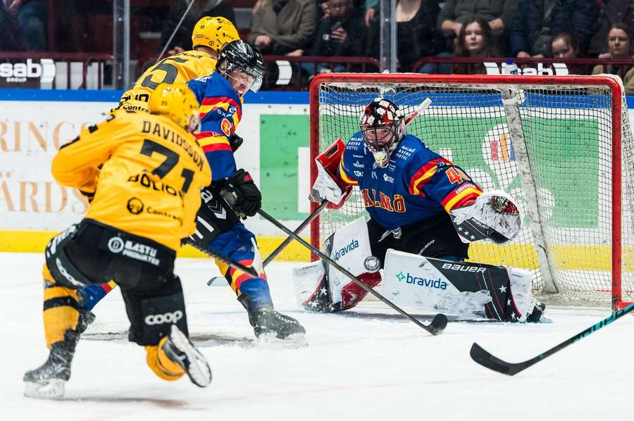Jonathan Davidsson shoots for Skelleftea against Malmo