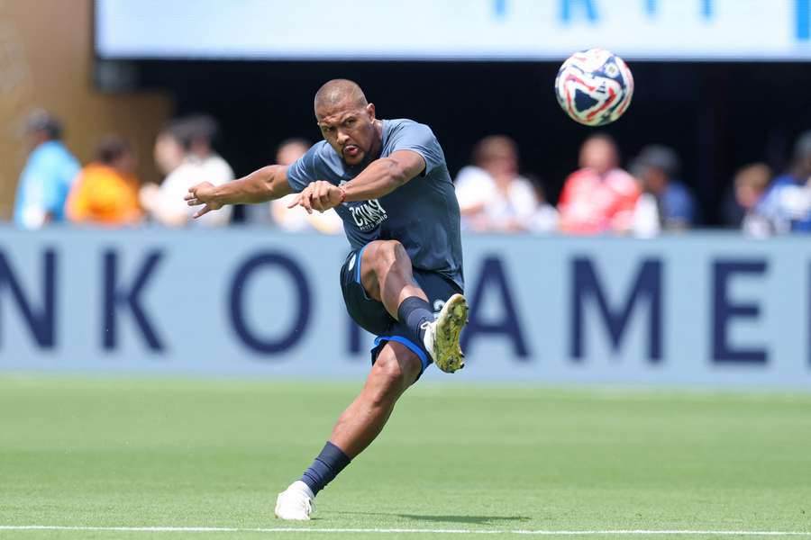 Rondón ejecuta un golpeo.