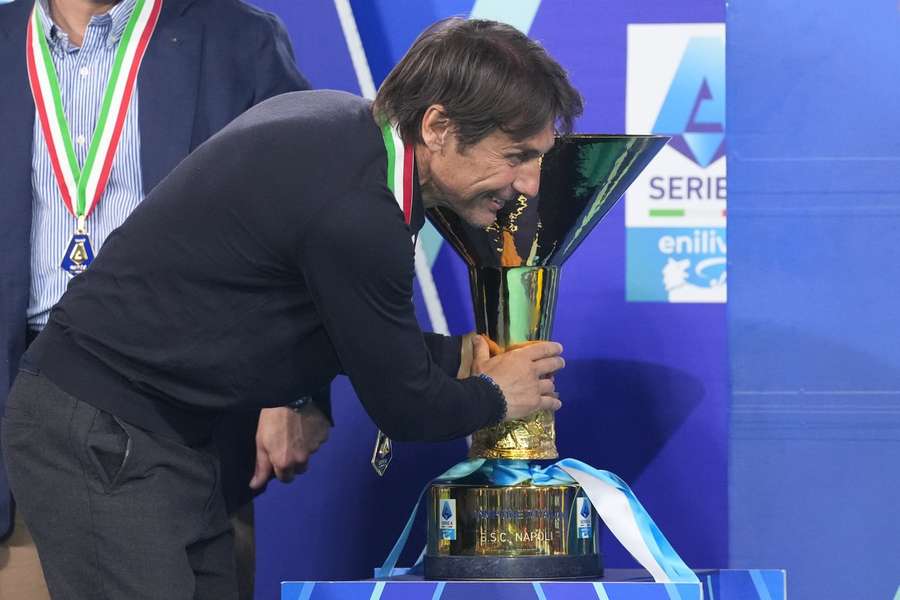 Antonio Conte mit seinem neuesten Edelmetall.