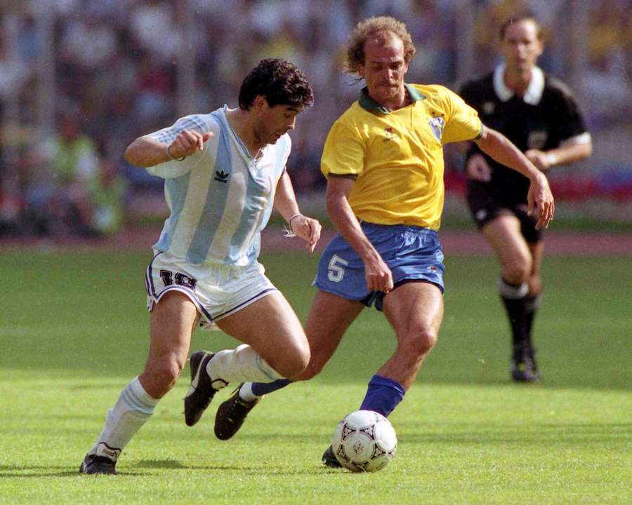 Alemão em ação pelo Brasil na Copa do Mundo de 1990, contra a Argentina de Maradona