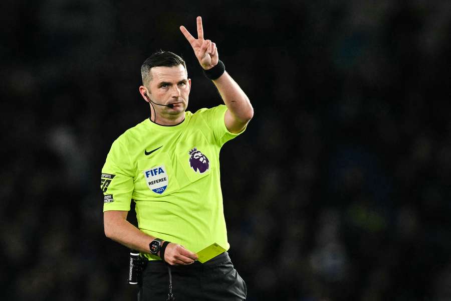 Michael Oliver ist in England aufgrund vieler Entscheidungen umstritten.