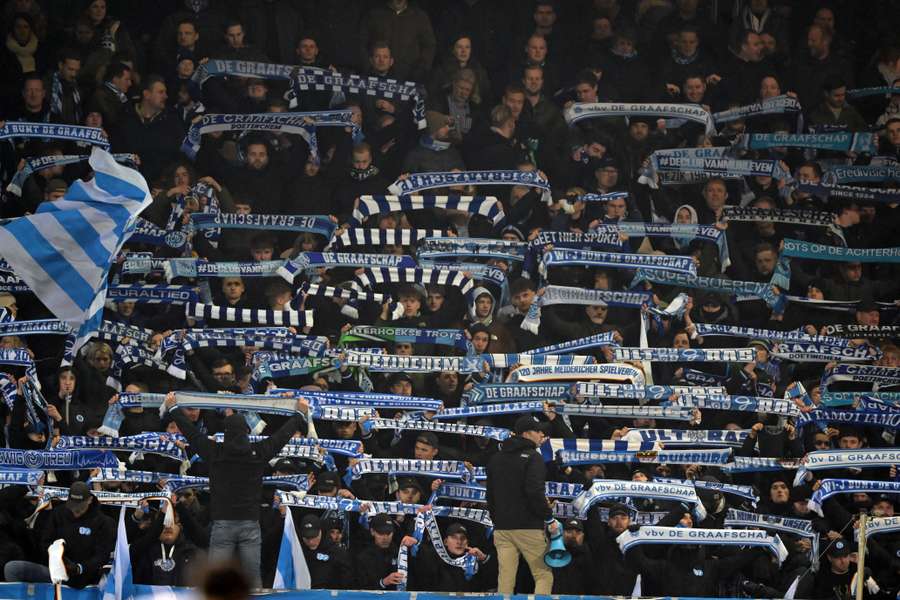 De Graafschap - FC Den Bosch stilgelegd na vuurwerk op veld, inmiddels hervat