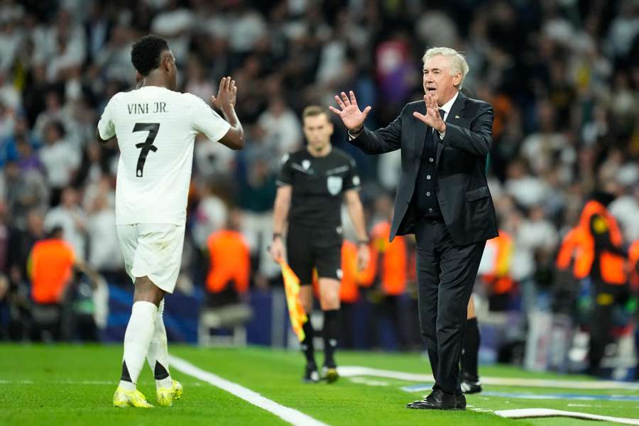 Carlo Ancelotti con Vinicius Jr.