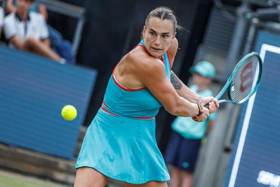 Aryna Sabalenka devuelve una bola a Rebeka Masarova antes de que se suspendiera el juego.