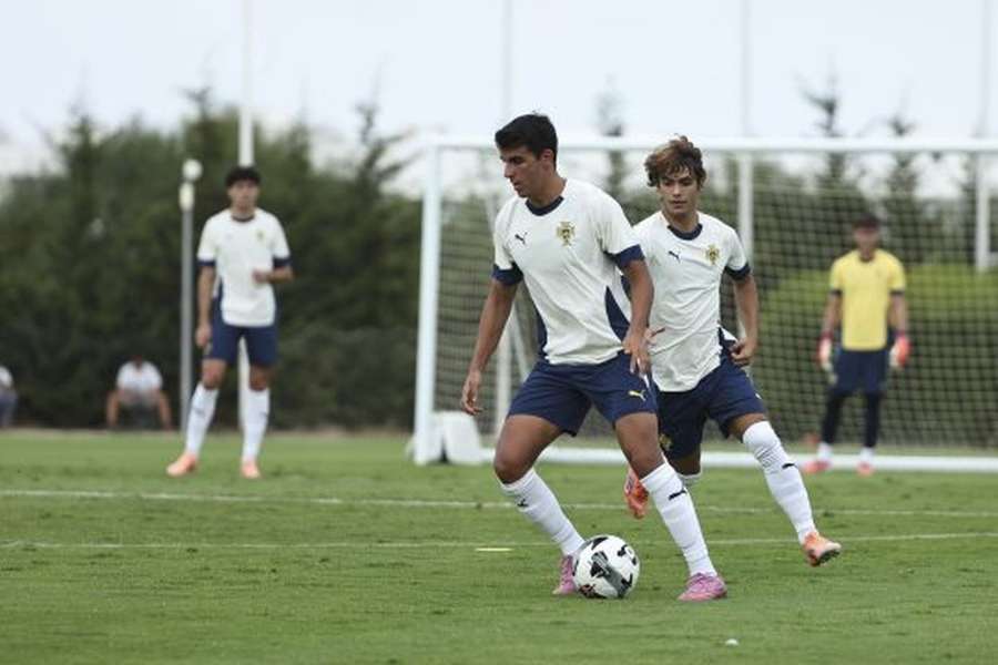 Tiago Parente com Rodrigo Mora no treino dos sub-21
