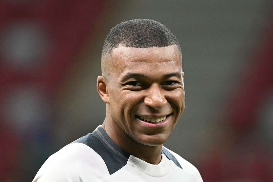 Mbappe wieder mit dem Zahnpasta-Lächeln.