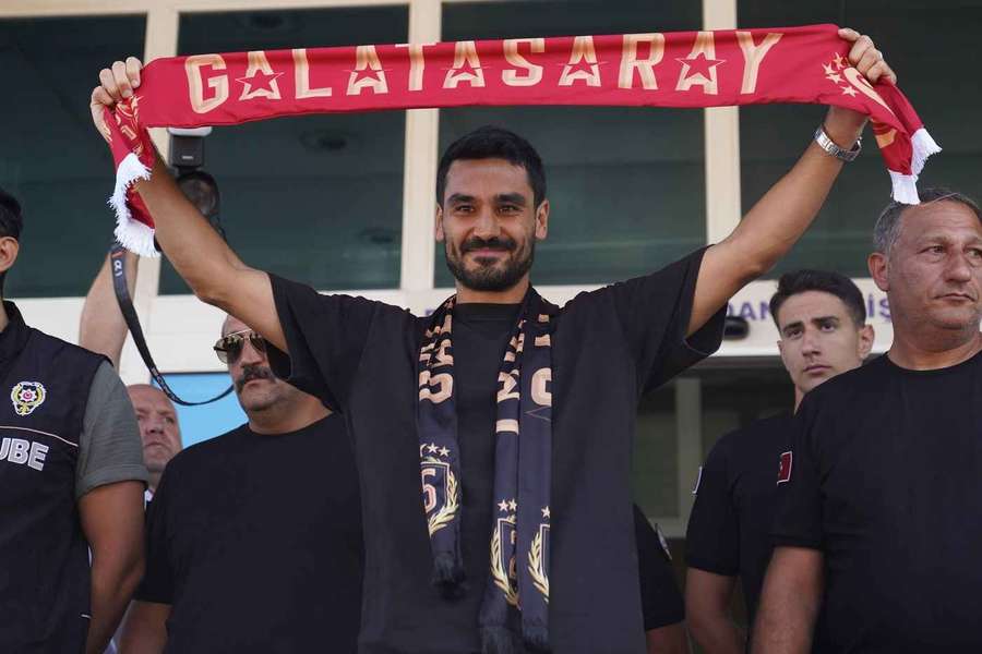 Ilkay Gündogan mit dem Schal seines neuen Arbeitgebers.