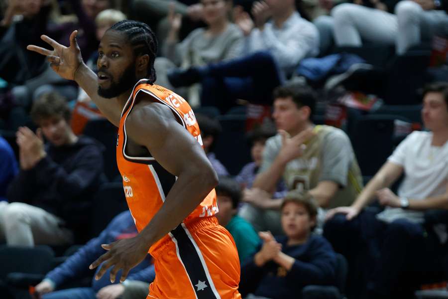Semi Ojeleye celebra un triple con el Valencia Basket ante el Girona