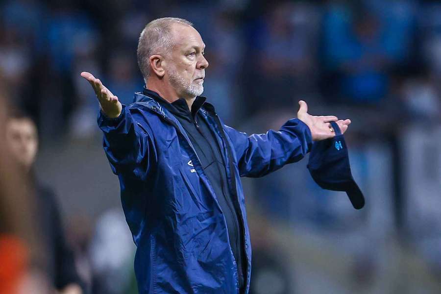 Técnico tricolor Mano Menezes ficou na bronca
