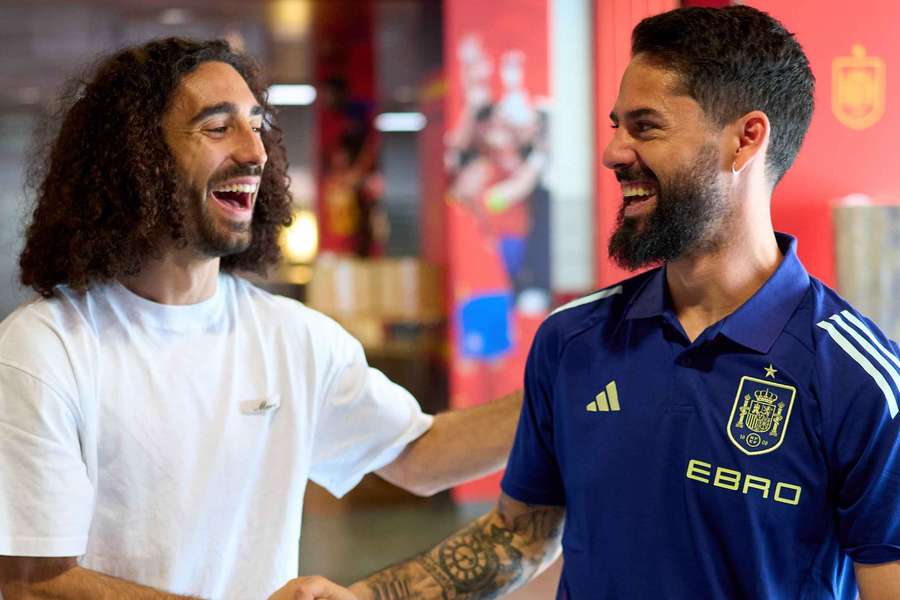 Cucurella e Isco, de risas a su llegada a la concentración de la selección española