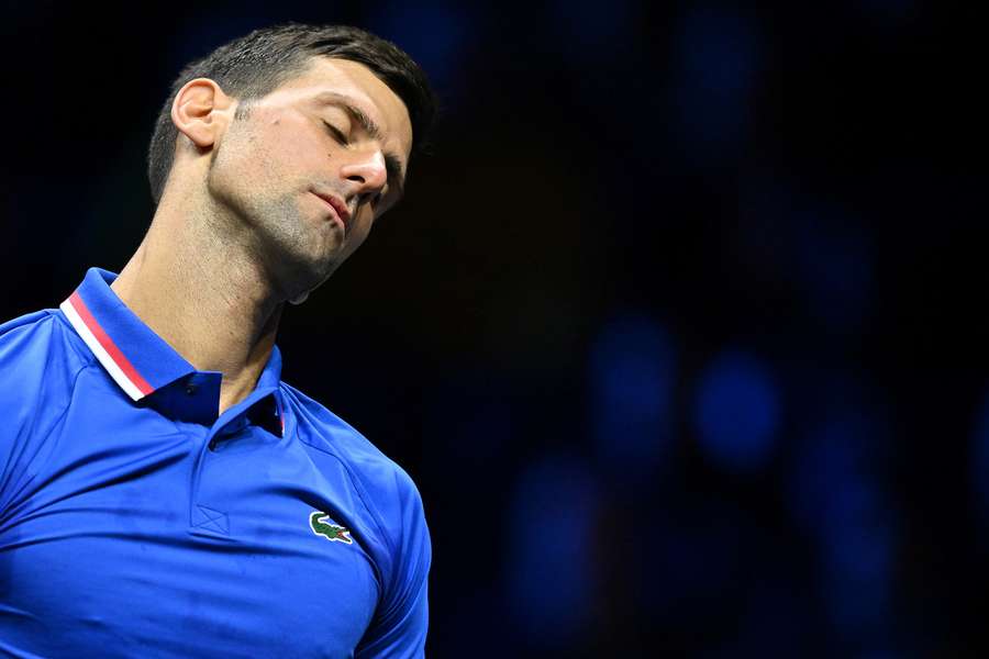 Djokovic se lamenta tras una acción durante el partido contra Auger-Aliassime