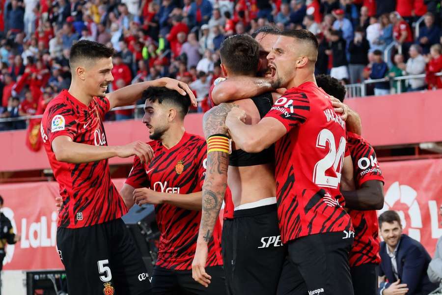 Los jugadores del Mallorca abrazan a Raíllo tras marcar el 2-1
