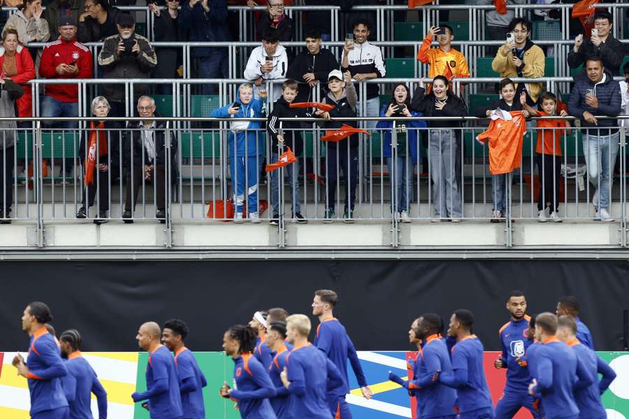 Duitse voetbalfans bekijken de training van het Nederlands elftal