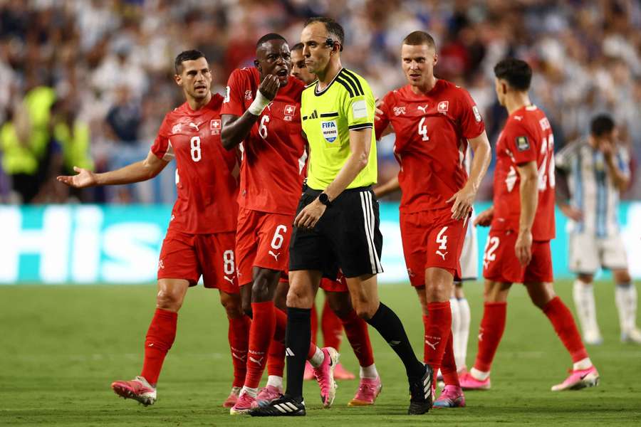 La Suisse fulmine contre l'arbitrage suite à l'expulsion de Breel Embolo La Suisse fulmine contre l'arbitrage suite à l'expulsion de Breel Embolo