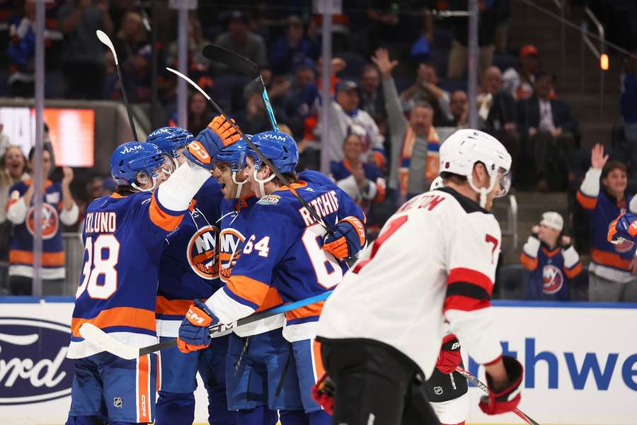 Islanders players celebrate win over Devils Islanders players celebrate win over Devils