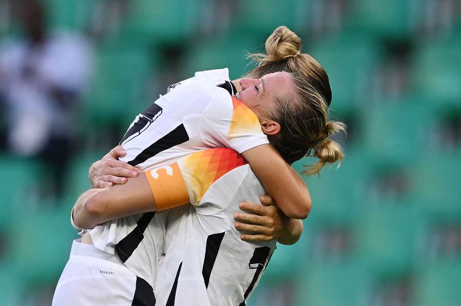 Die DFB-Frauen kämpfen zusammen mit Kapitänin Popp um olympisches Bronze.