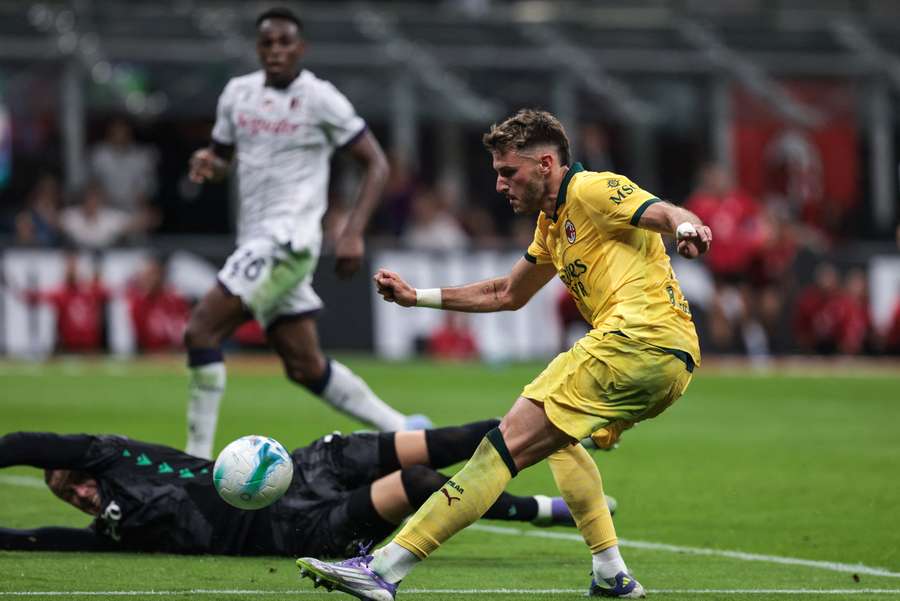 Santiago Gimenez durante la partita a San Siro contro il Bologna