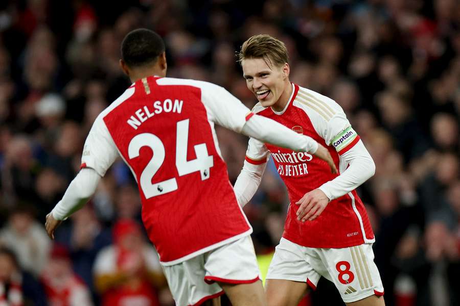 Arsenal slår Luton og overtager midlertidigt dukseplads: Frank og Brentford i nulløsning