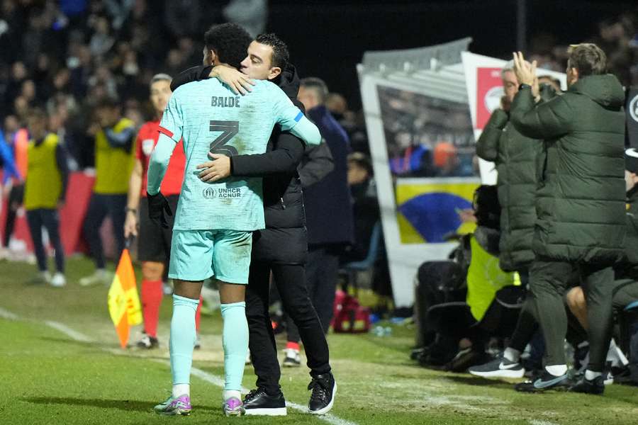 Balde é cumprimentado por Xavi após gol que selou a classificação do Barcelona