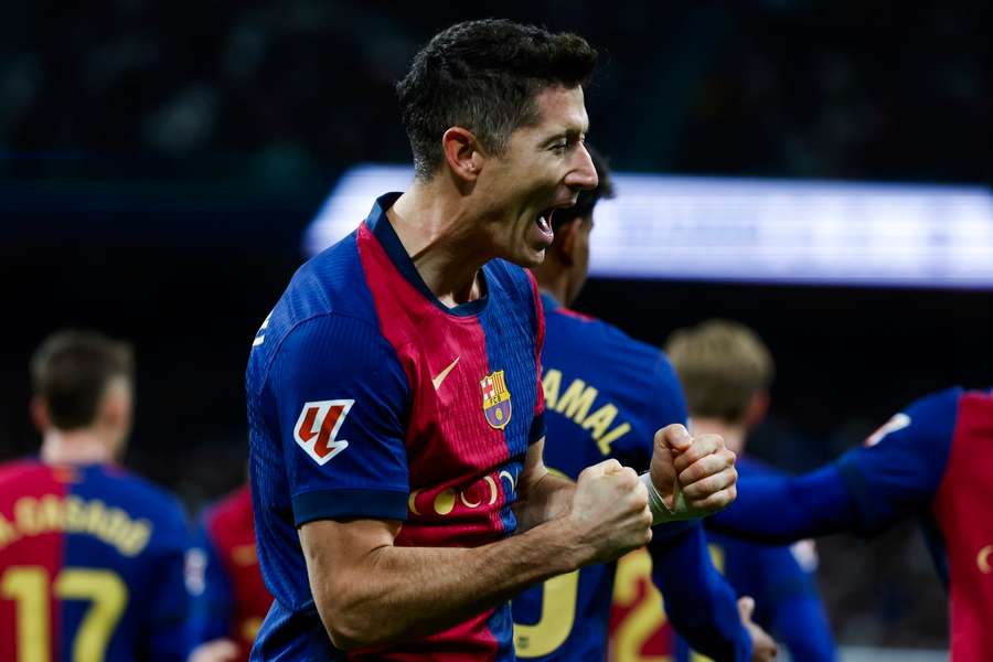 Im Sommer übernahm Hansi Flick den FC Barcelona und kam im Oktober schließlich zu seinem ersten Clasico. Dank eines Doppelpacks von Robert Lewandowski sicherte sich der deutsche Trainer einen klaren 4:0-Sieg gegen Real Madrid.