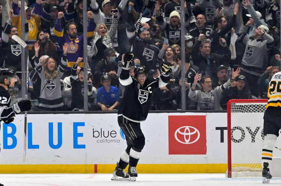 Adrian Kempe, Kings pound Penguins