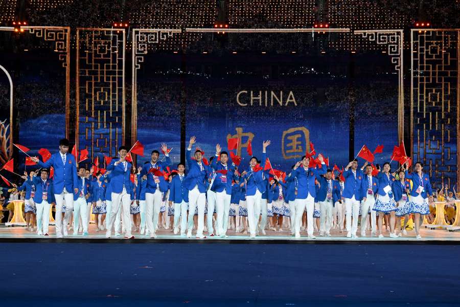 China é anfitriã e favorita