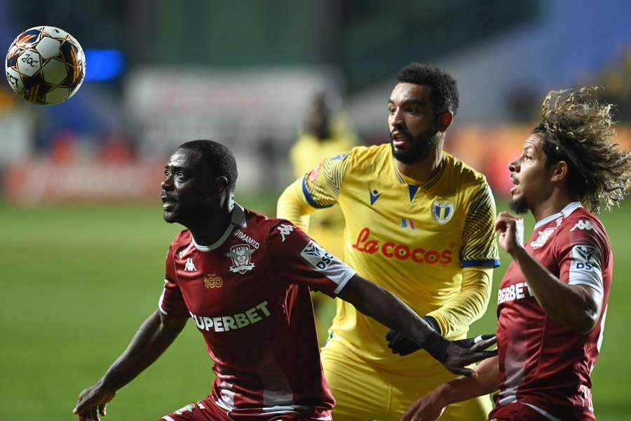 Billel Omrani, în duel cu Braun și Papeau, în meciul dintre Petrolul și Rapid din Superliga României