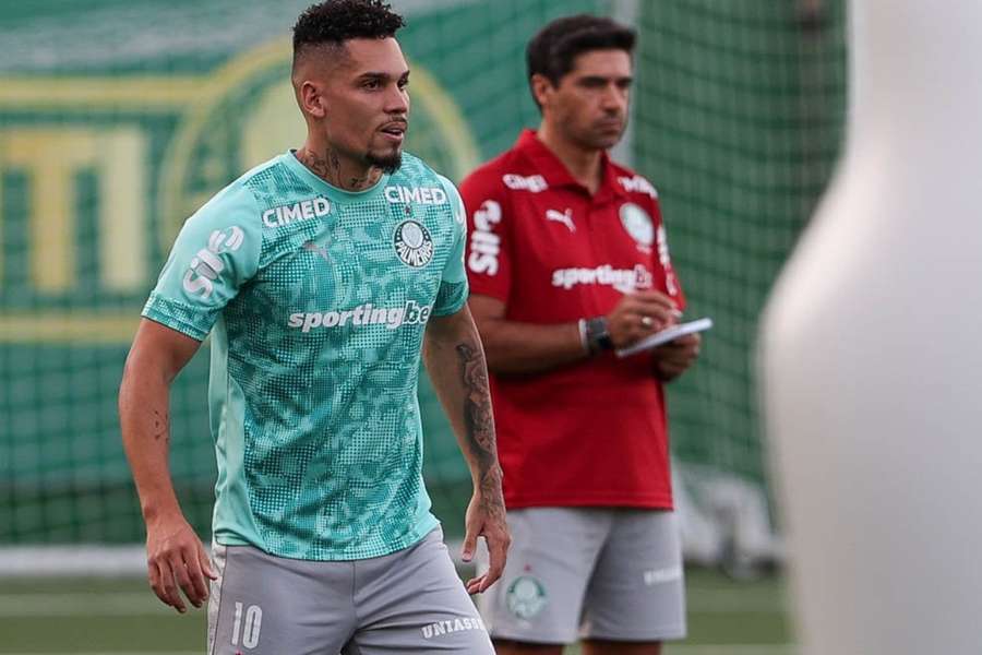Paulinho durante treino no Palmeiras